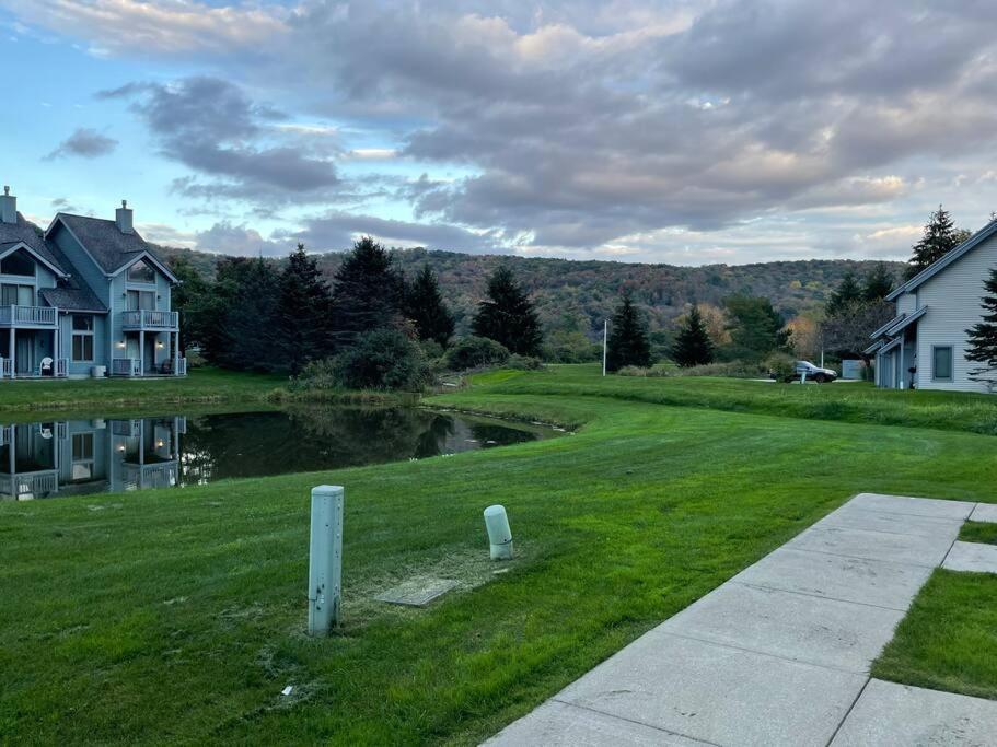 Skiing, Hiking, Village Of Eville Mtn Escape Ellicottville Exterior photo